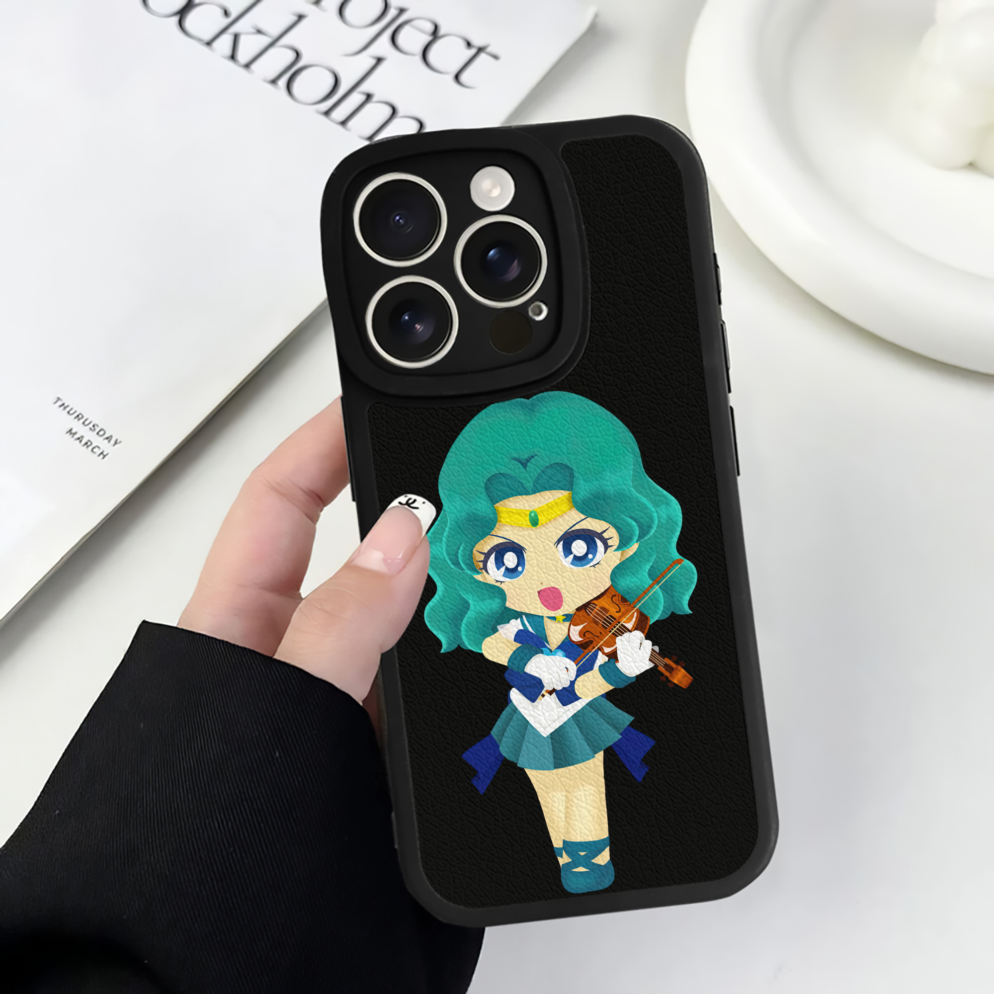 （画像用） 美少女戦士セーラームーン 海王 みちる（かいおう みちる） Sailor Moon Kaiou Michiru 【iPhone 16シリーズ対応】シリコンスマホケース（レザー調） 材質：シリコン